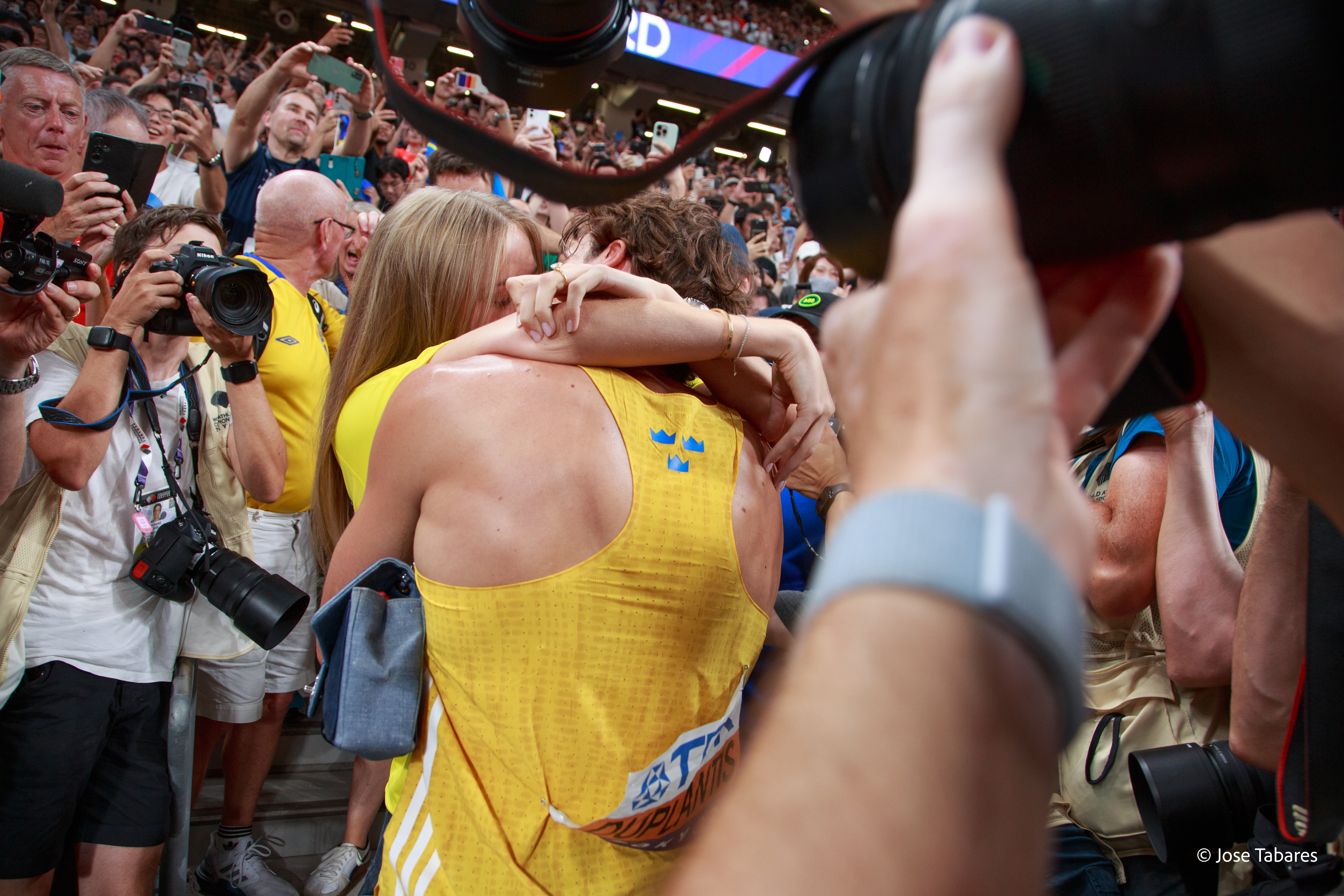 Armand Duplantis: Flying into History The National Stadium in Tokyo witnessed an unforgettable moment as Armand Mondo Duplantis once again pushed the limits of human performance, clearing 6.30 meters to set a new world record and secure his third World Championship title. I had the privilege of capturing this historic feat through my lens. Here I share 10 exclusive images that reflect the power, focus, and joy of an athlete who has already become a legend. Congratulations, super champion!
