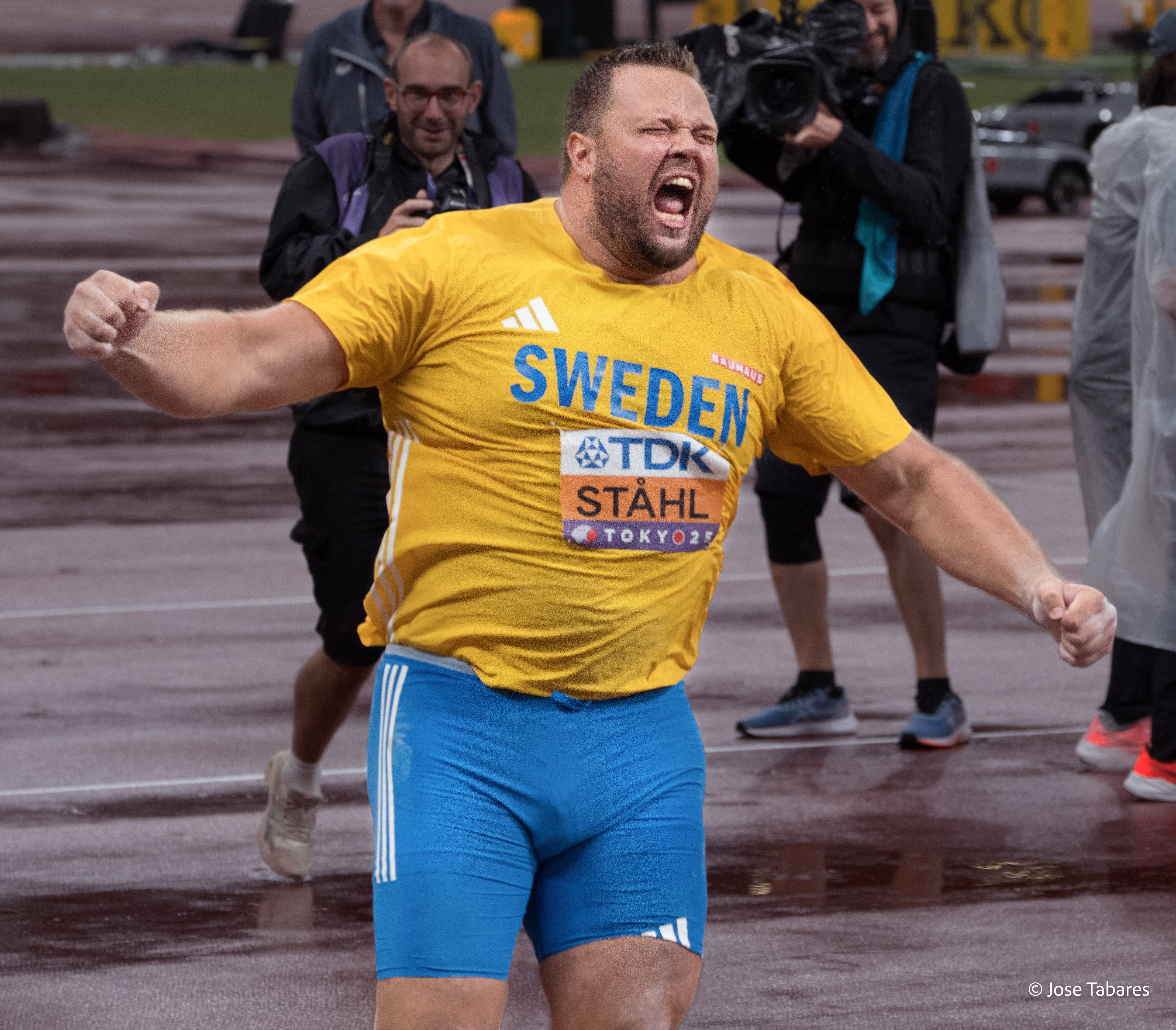 Daniel Ståhl celebrates gold medal after winning the men's discus throw