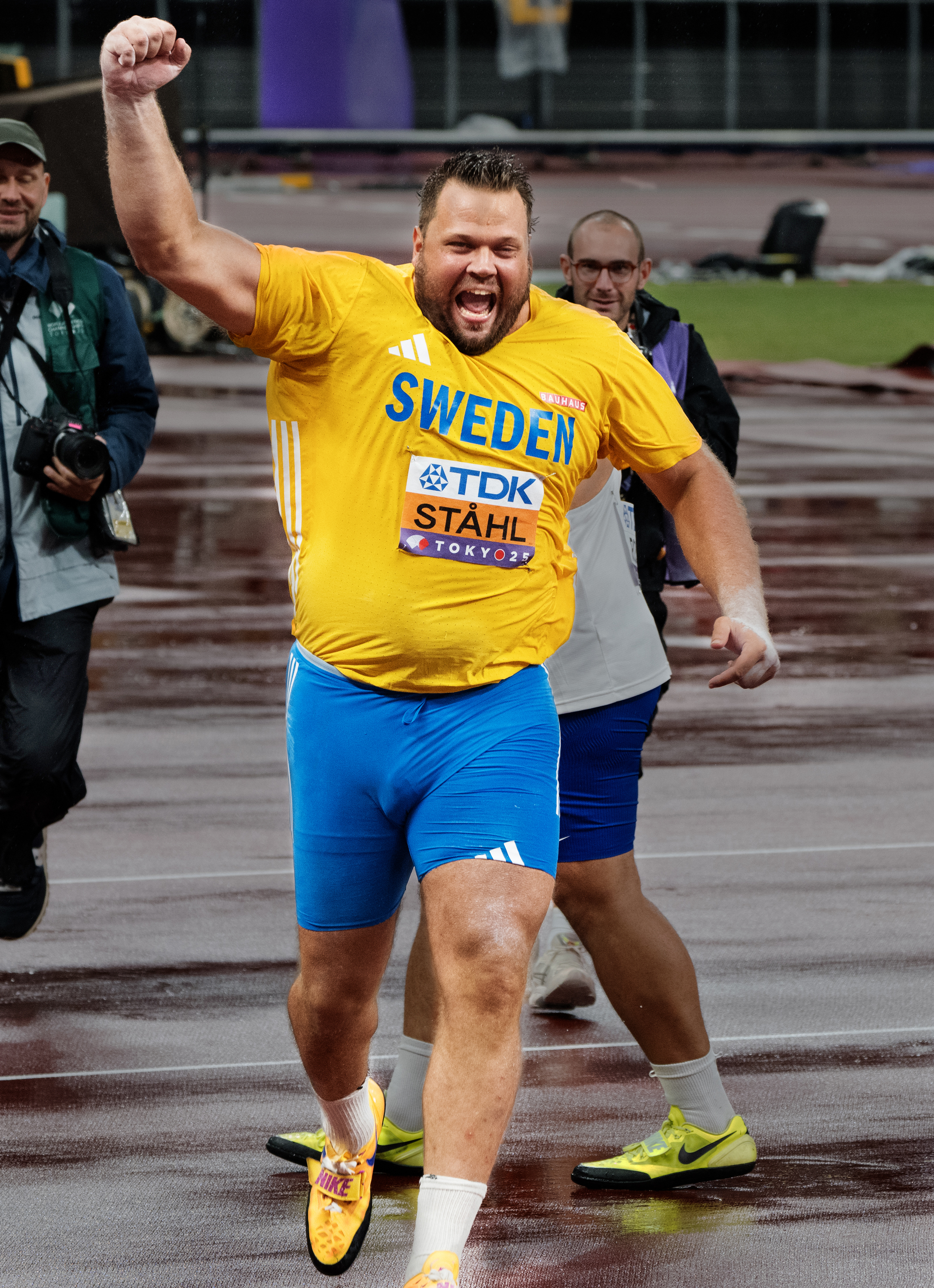 Daniel Ståhl celebrates gold medal after winning the men's discus throw